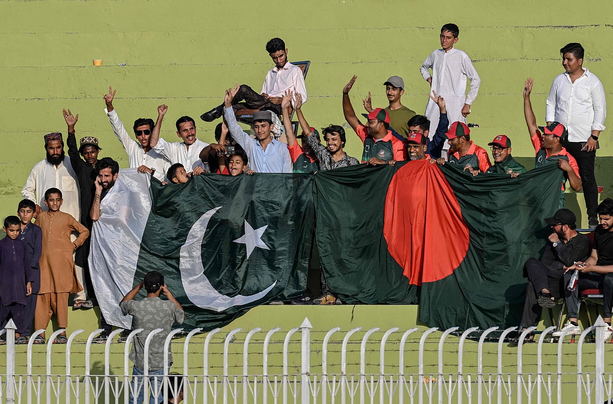 বাংলাদেশ ও পাকিস্তানের পতাকা পাশাপাশি রেখে রাওয়ালপিন্ডিতে টেস্ট দেখেছেন ক্রিকেটপ্রেমীরা